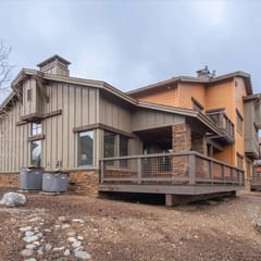 4 BR / 3.5 BA Home Near Downtown Truckee & Skiing!