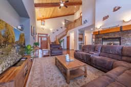 4 BR / 3.5 BA Home Near Downtown Truckee & Skiing!