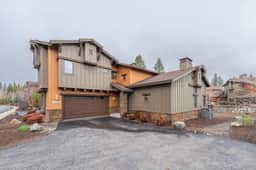 4 BR / 3.5 BA Home Near Downtown Truckee & Skiing!