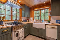 Bearfoot Bungalow in Lower Tahoe Park!