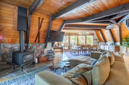 Chamberlands Charmer w/ Hot Tub!