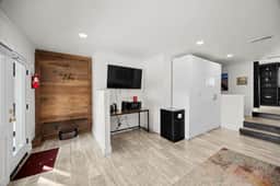 Stylish 1 BR Unit Near Town
