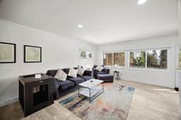 Stylish 1 BR Unit Near Town