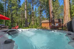Dancing Cubs Cabin!  Hot Tub, Walk to Beach!