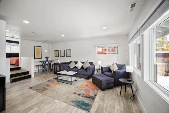 Stylish 1 BR Unit Near Town - Image 1