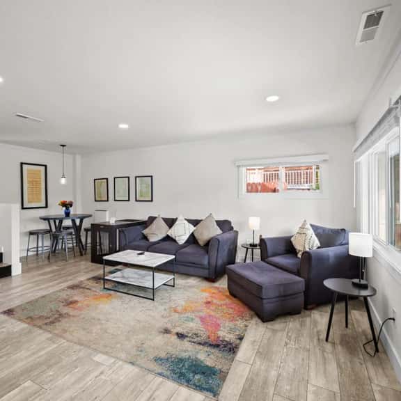 Stylish 1 BR Unit Near Town - Image 1