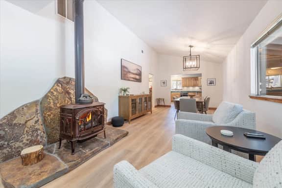 3BR / 3BA McKinney Creek Cabin!  EV Charger!