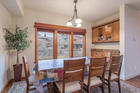 4 BR / 3.5 BA Home Near Downtown Truckee & Skiing!