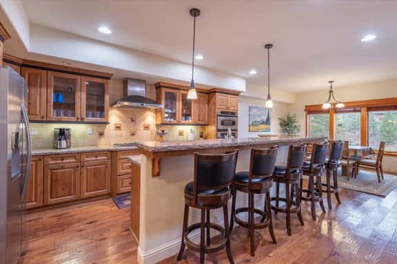 4 BR / 3.5 BA Home Near Downtown Truckee & Skiing!