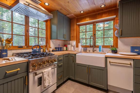 Bearfoot Bungalow in Lower Tahoe Park!
