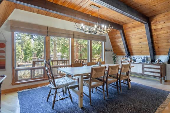 Chamberlands Charmer w/ Hot Tub!