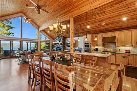 Lake Views, AC, Hot Tub & Fire Pit!