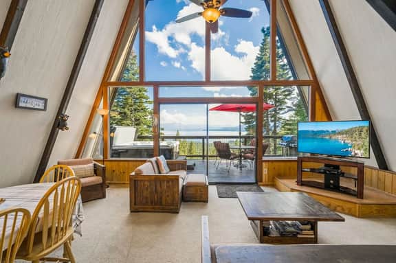 Panoramic Lakeview & Hot Tub!