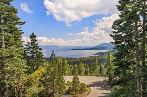 Panoramic Lakeview & Hot Tub!