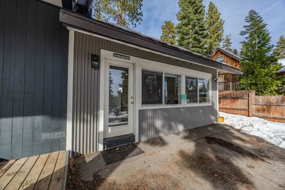 Stylish 1 BR Unit Near Town