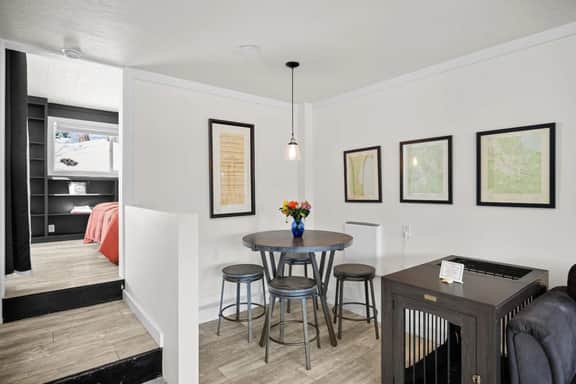 Stylish 1 BR Unit Near Town