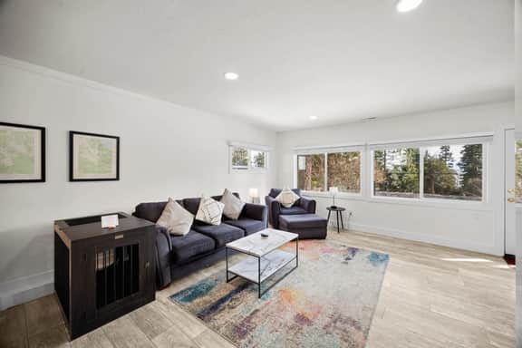 Stylish 1 BR Unit Near Town