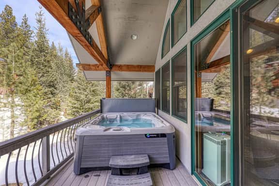 Winding Creek Lodge!  Hot Tub & Access to Mountaineer Shuttle!