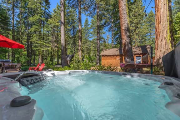 Dancing Cubs Cabin!  Hot Tub, Walk to Beach!