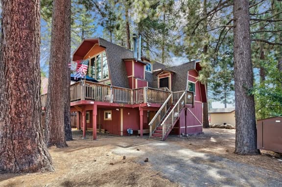 Spacious Cabin Across From Beach!
