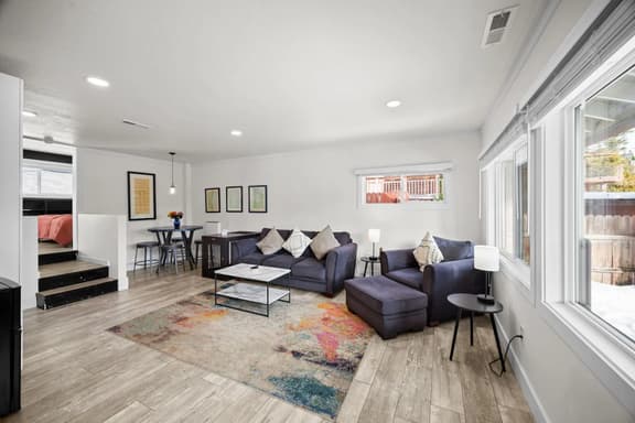 Stylish 1 BR Unit Near Town