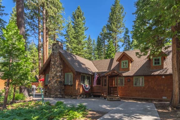 Dancing Cubs Cabin!  Hot Tub, Walk to Beach!